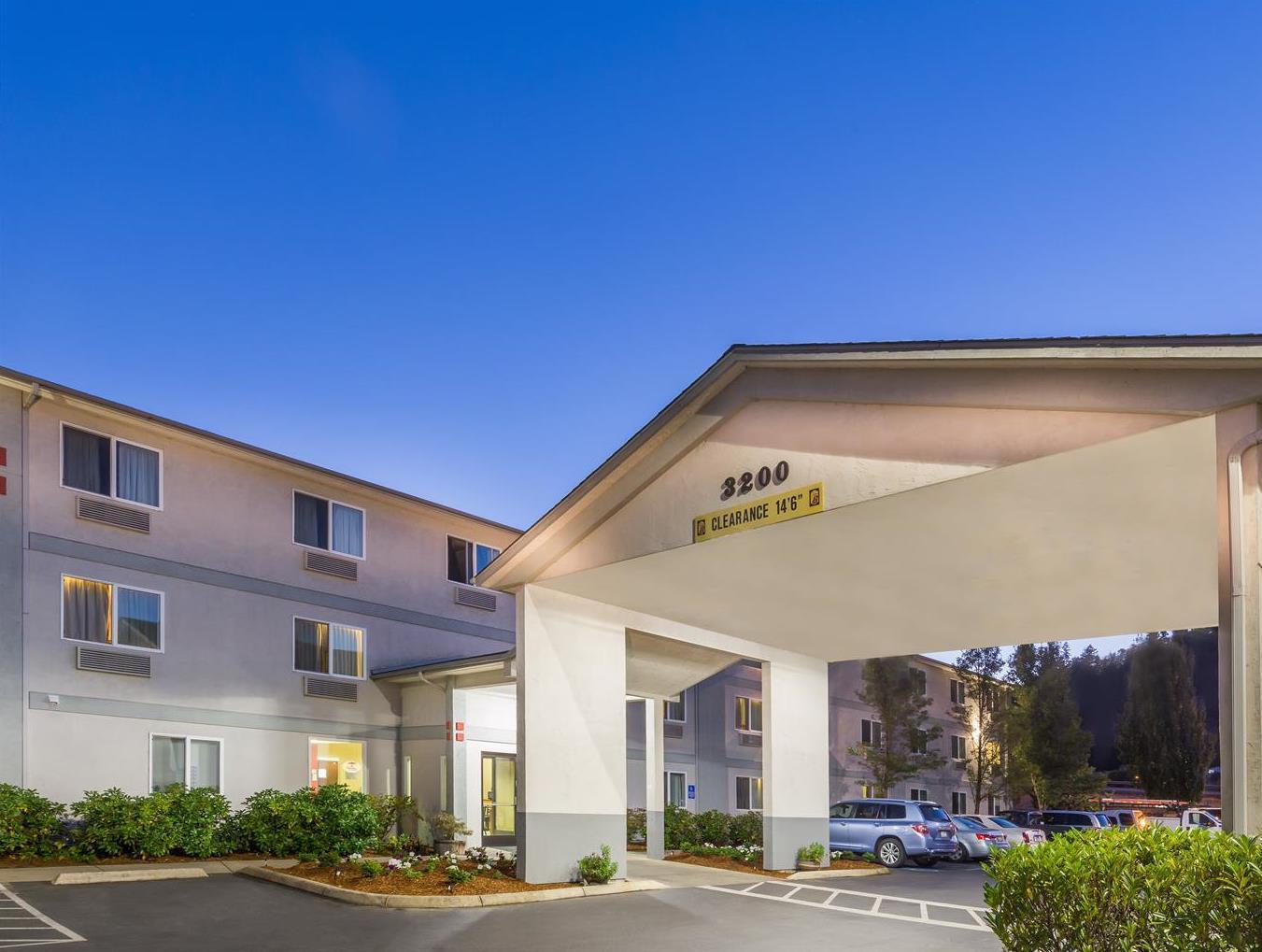 Super 8 By Wyndham Roseburg Hotel Buitenkant foto