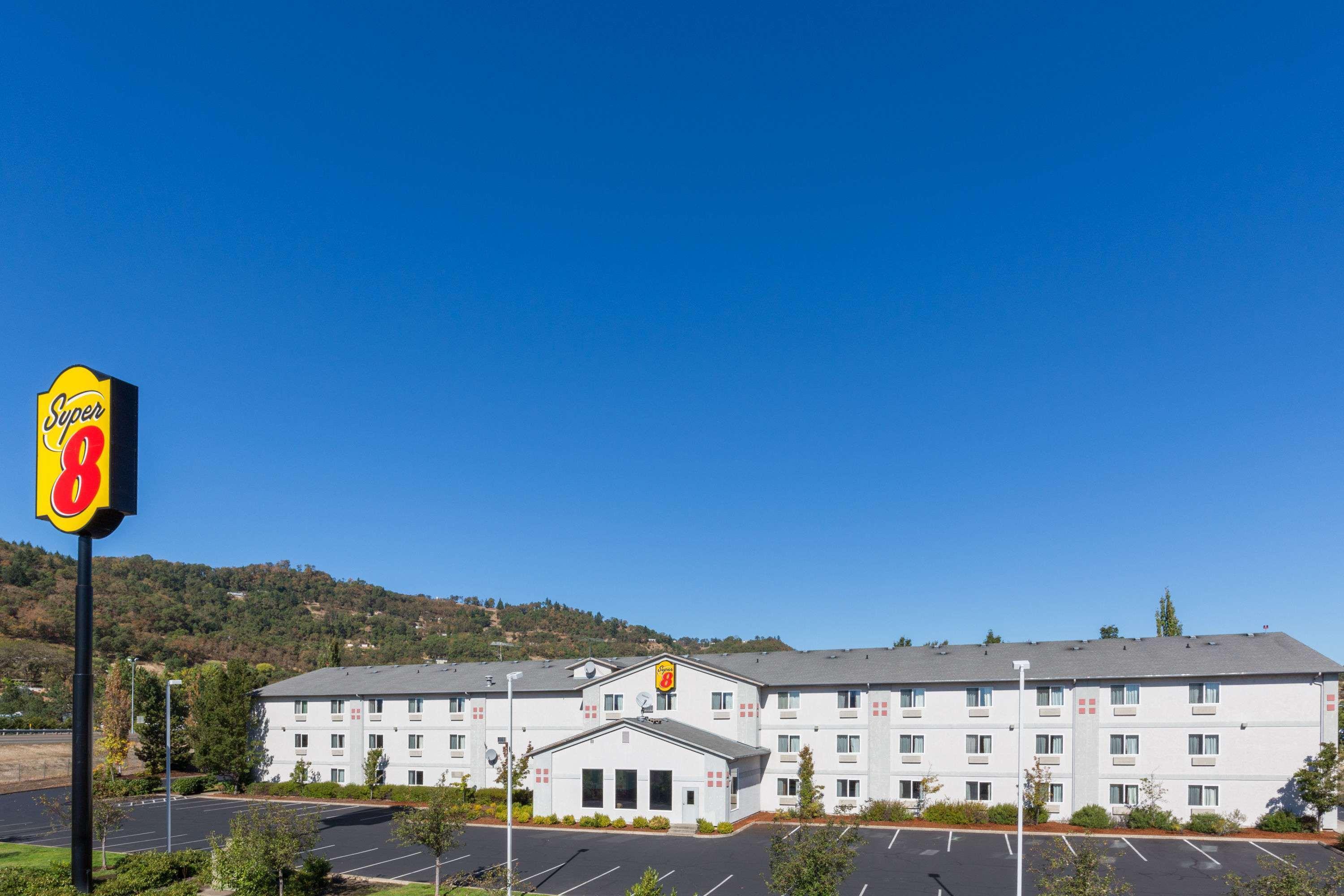 Super 8 By Wyndham Roseburg Hotel Buitenkant foto