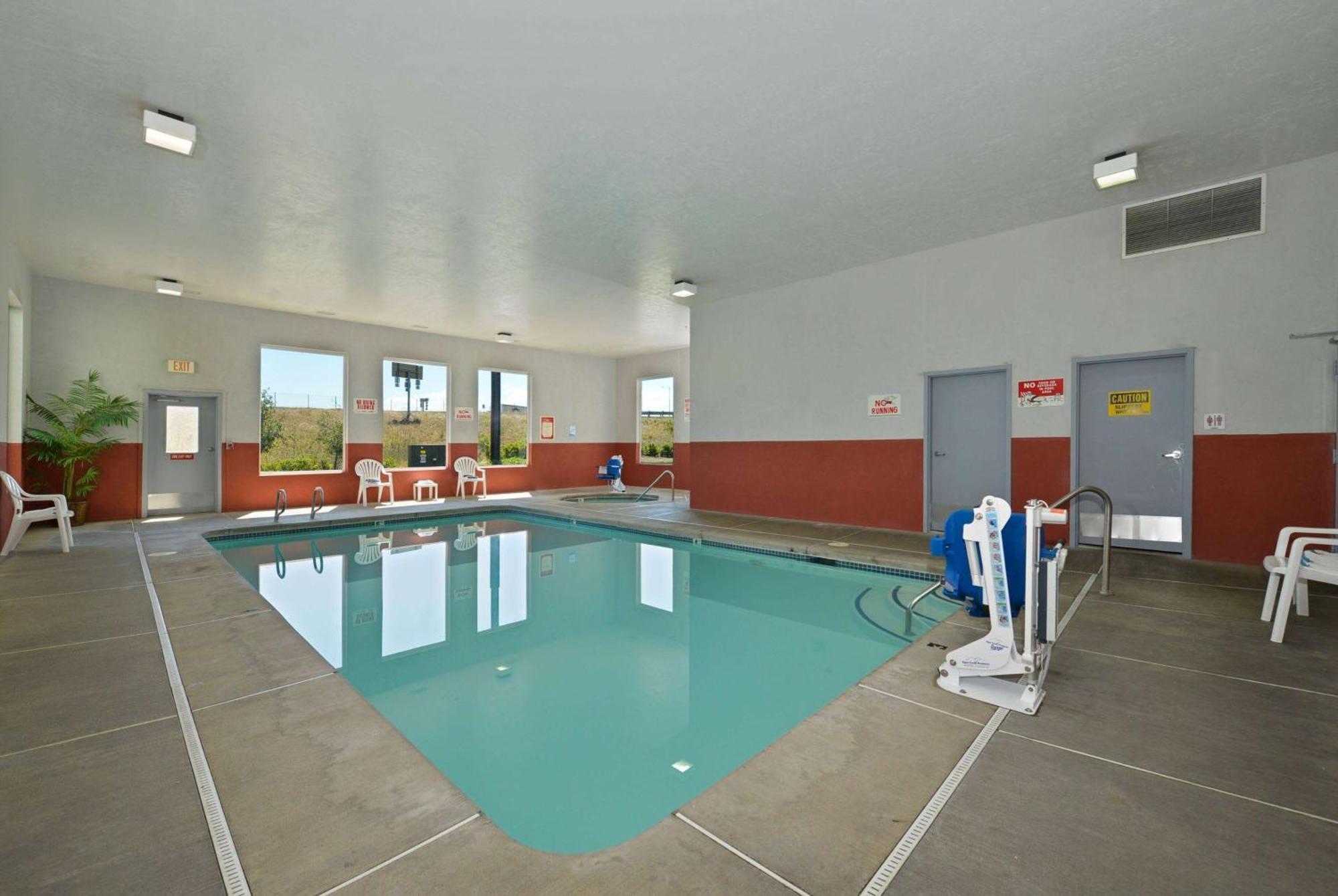 Super 8 By Wyndham Roseburg Hotel Buitenkant foto