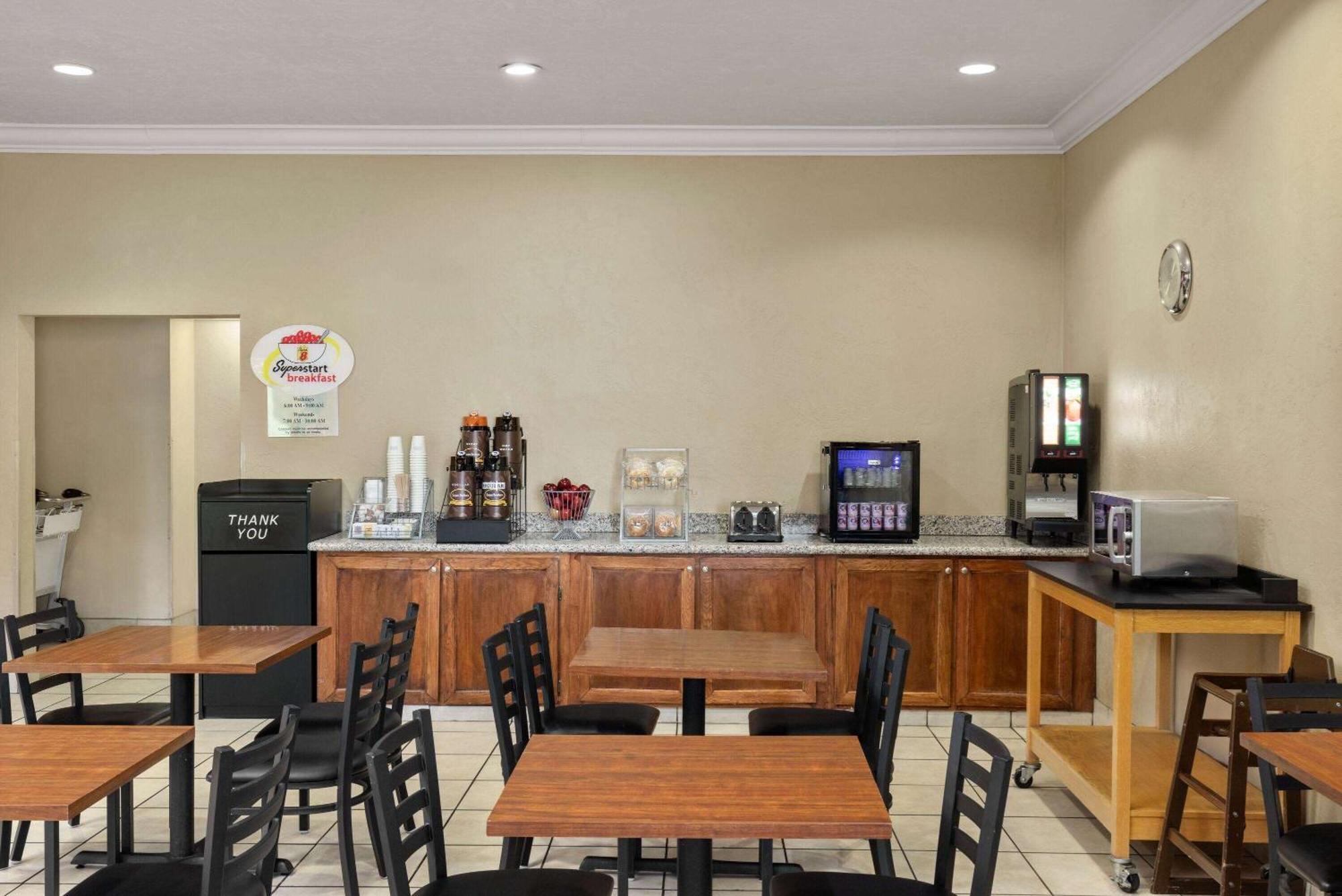 Super 8 By Wyndham Roseburg Hotel Buitenkant foto