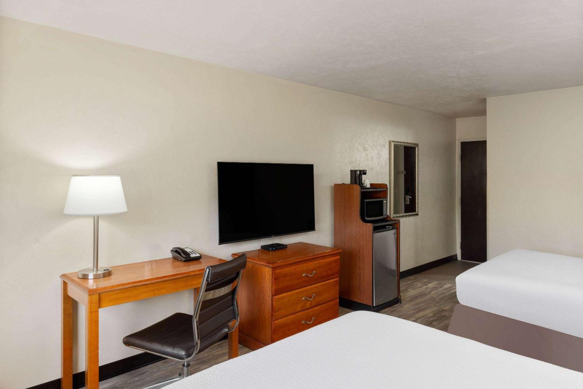 Super 8 By Wyndham Roseburg Hotel Buitenkant foto