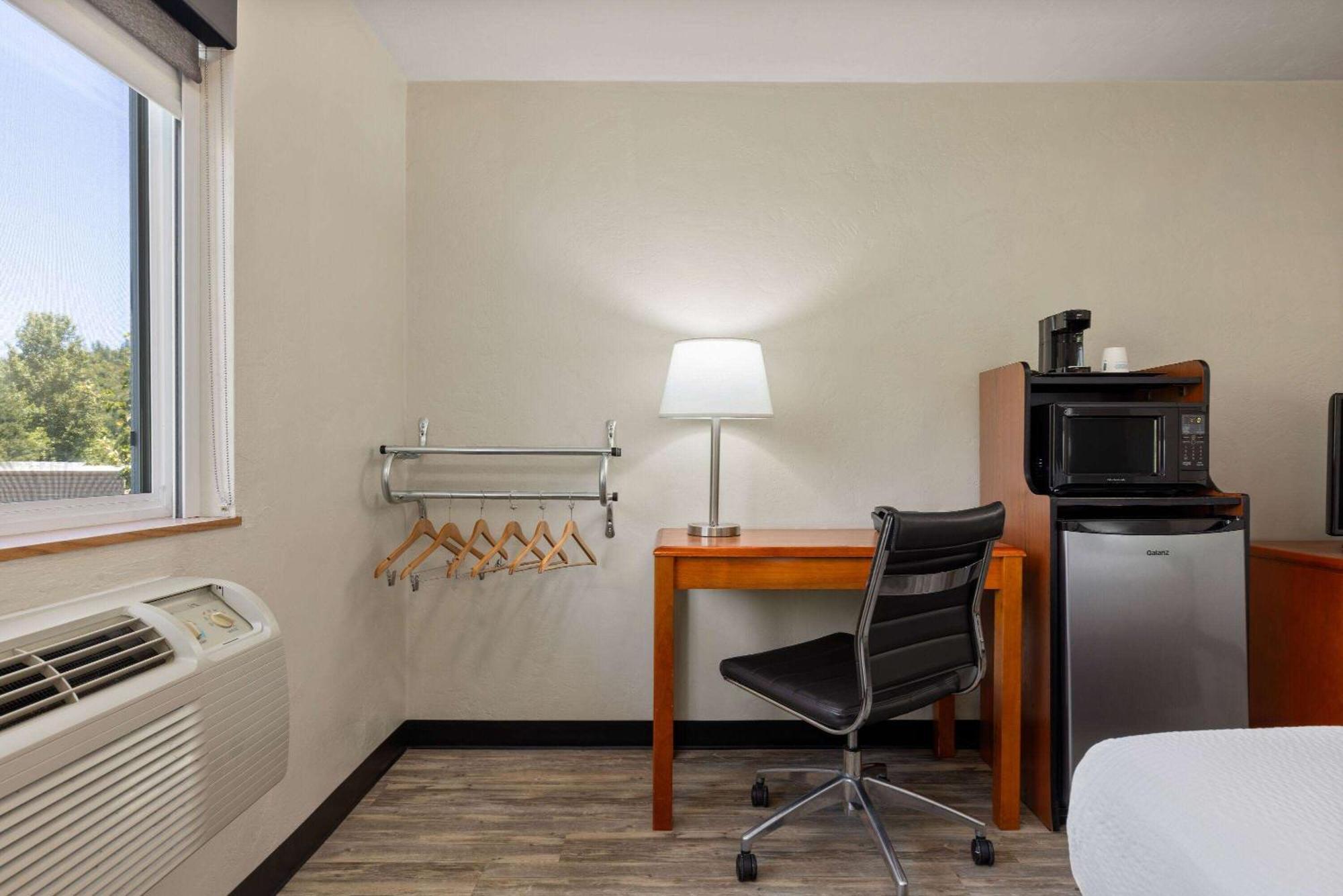 Super 8 By Wyndham Roseburg Hotel Buitenkant foto