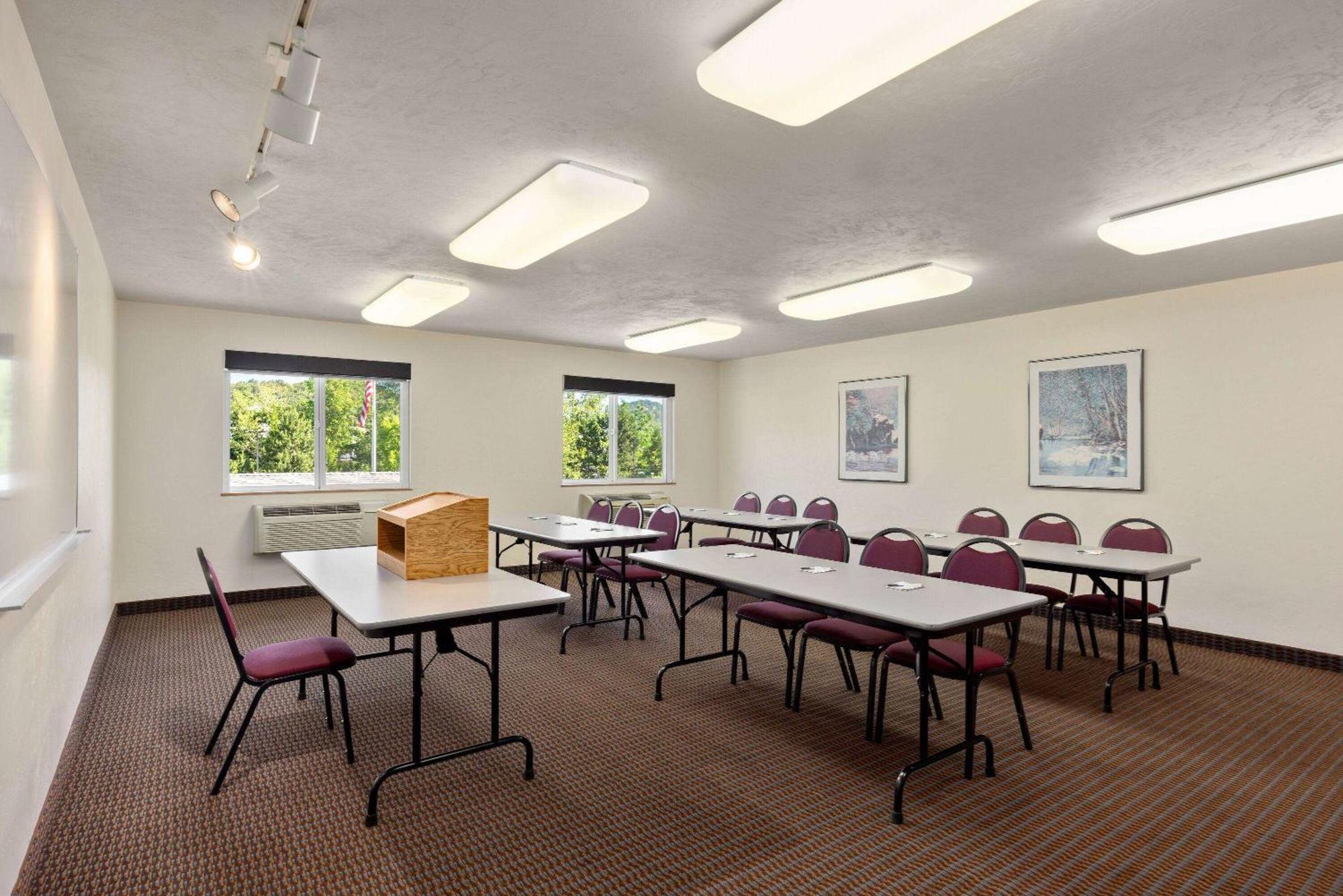 Super 8 By Wyndham Roseburg Hotel Buitenkant foto