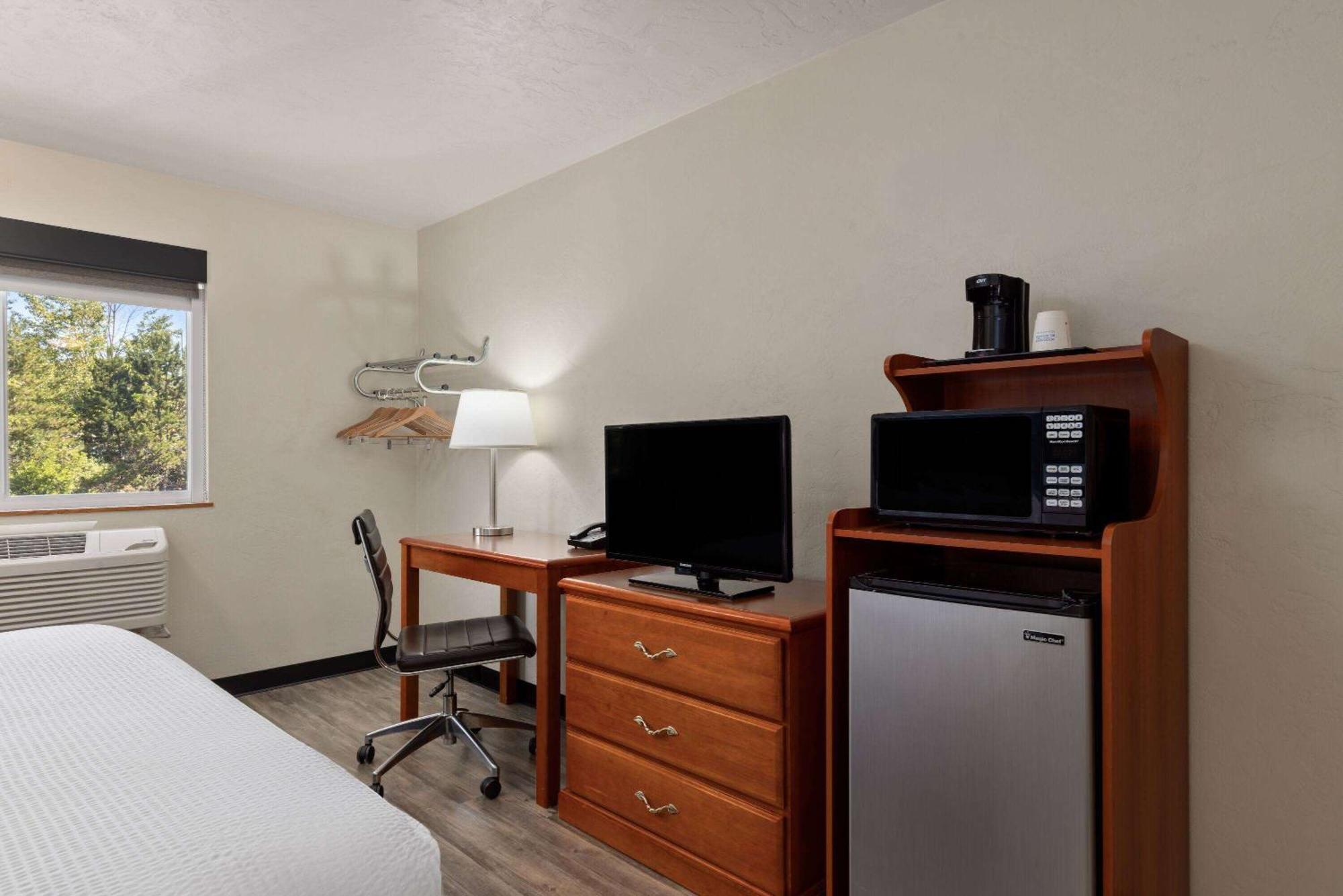 Super 8 By Wyndham Roseburg Hotel Buitenkant foto