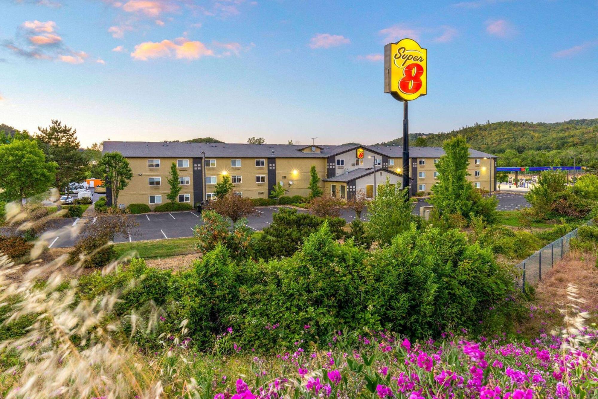 Super 8 By Wyndham Roseburg Hotel Buitenkant foto