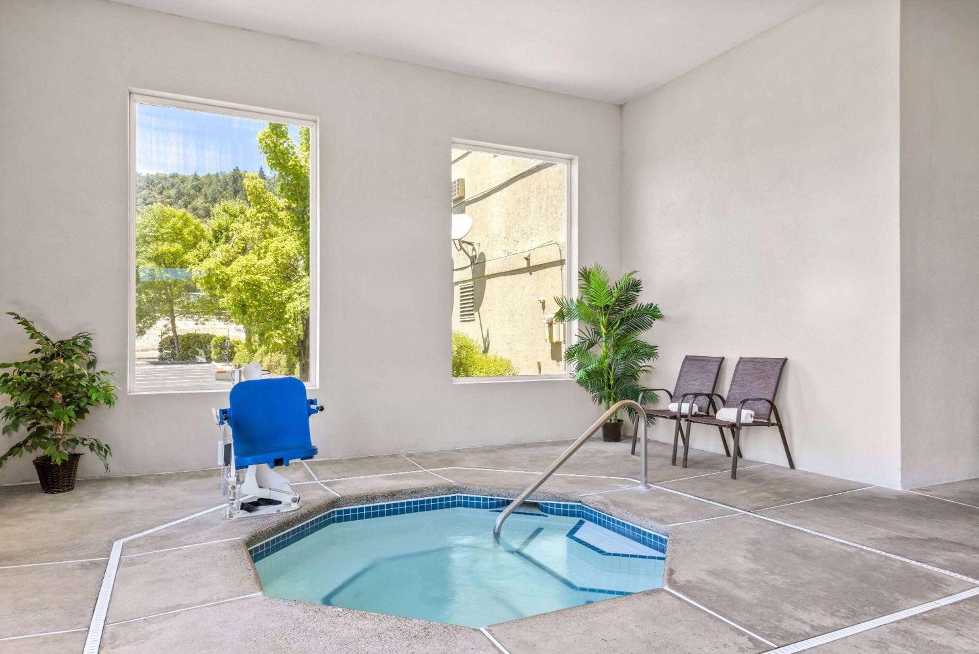Super 8 By Wyndham Roseburg Hotel Buitenkant foto