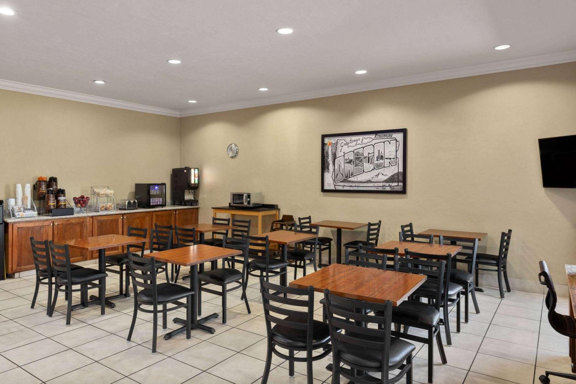 Super 8 By Wyndham Roseburg Hotel Buitenkant foto