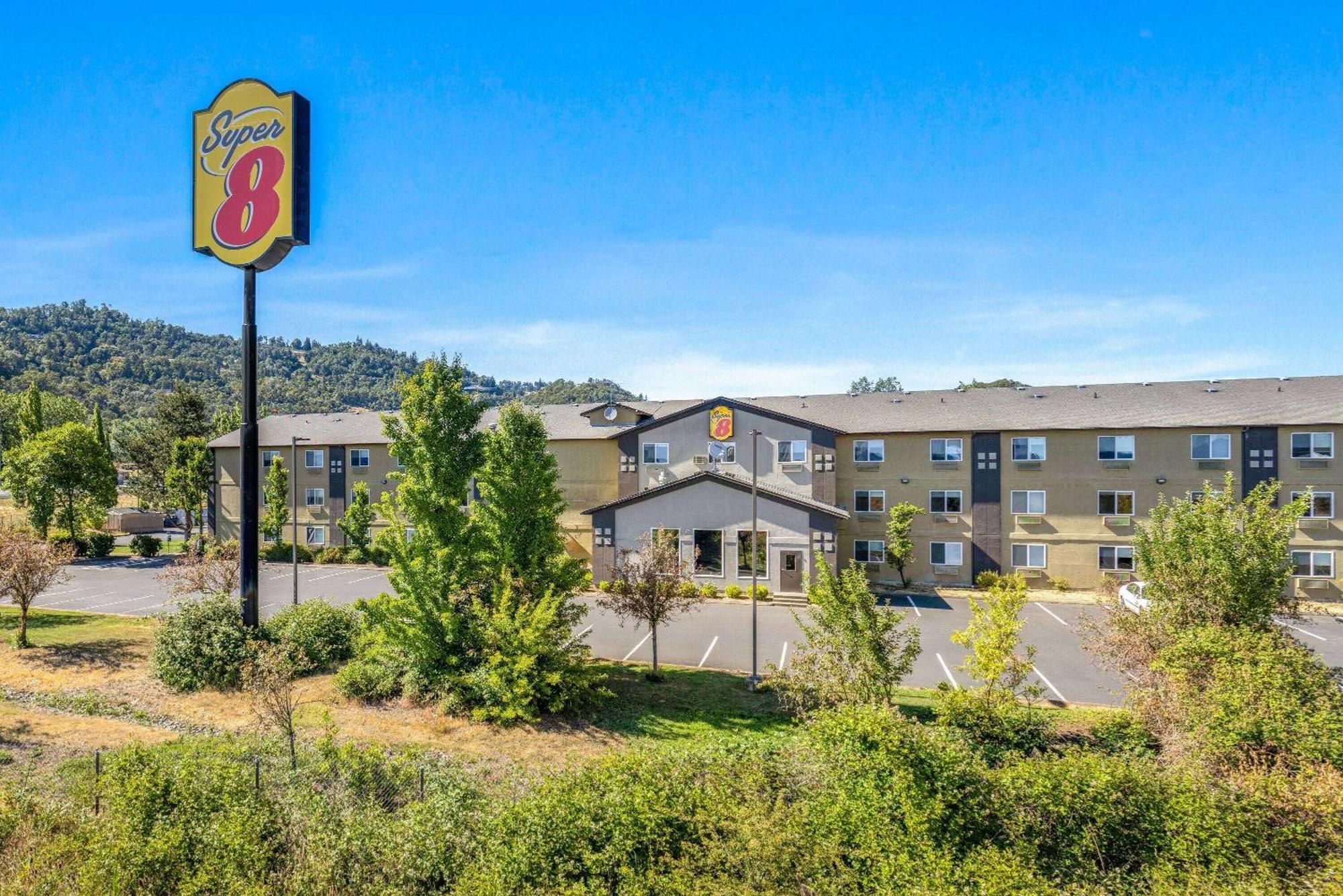 Super 8 By Wyndham Roseburg Hotel Buitenkant foto